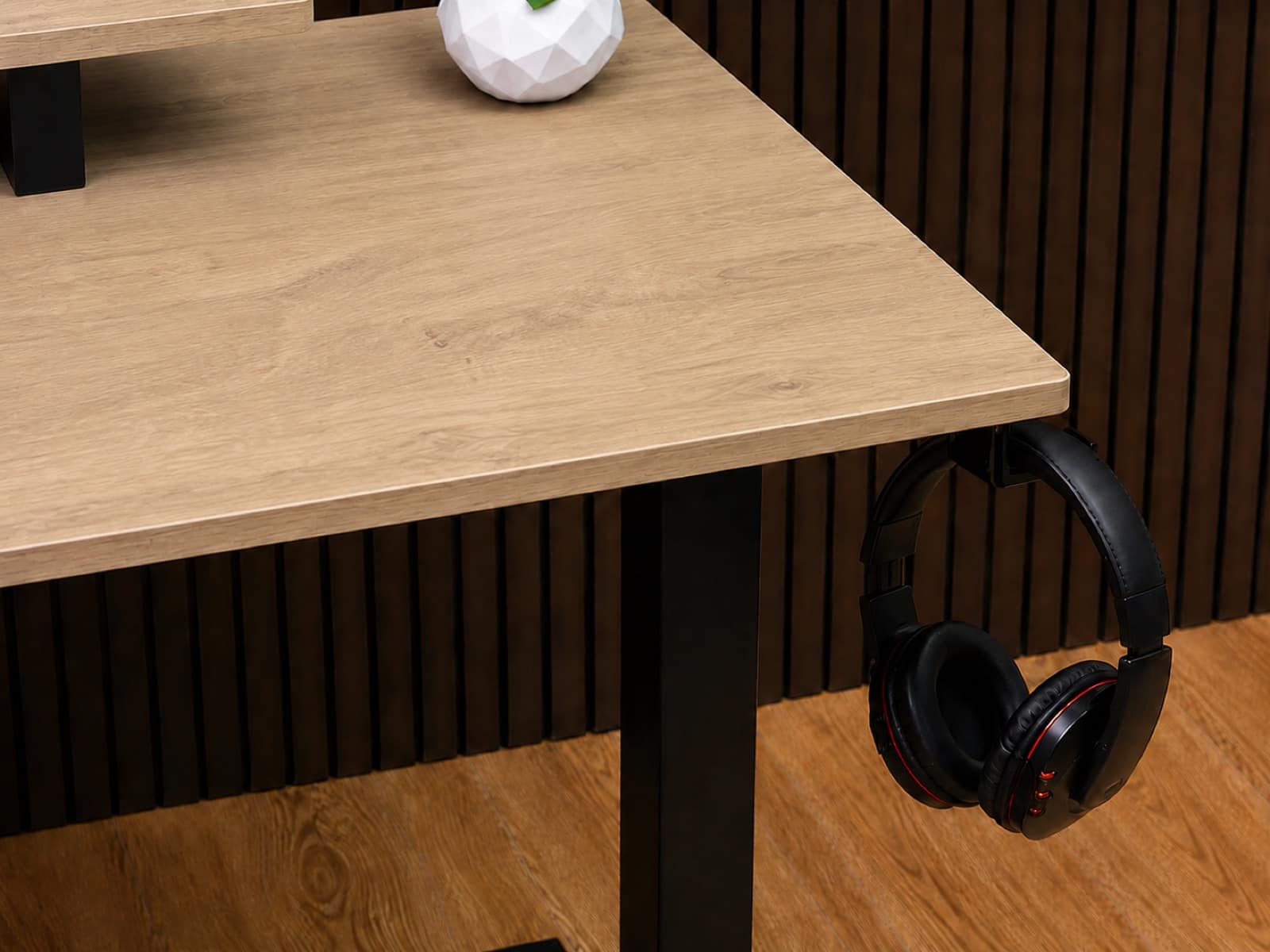 Ergolevel Core in Golden Oak, black legs