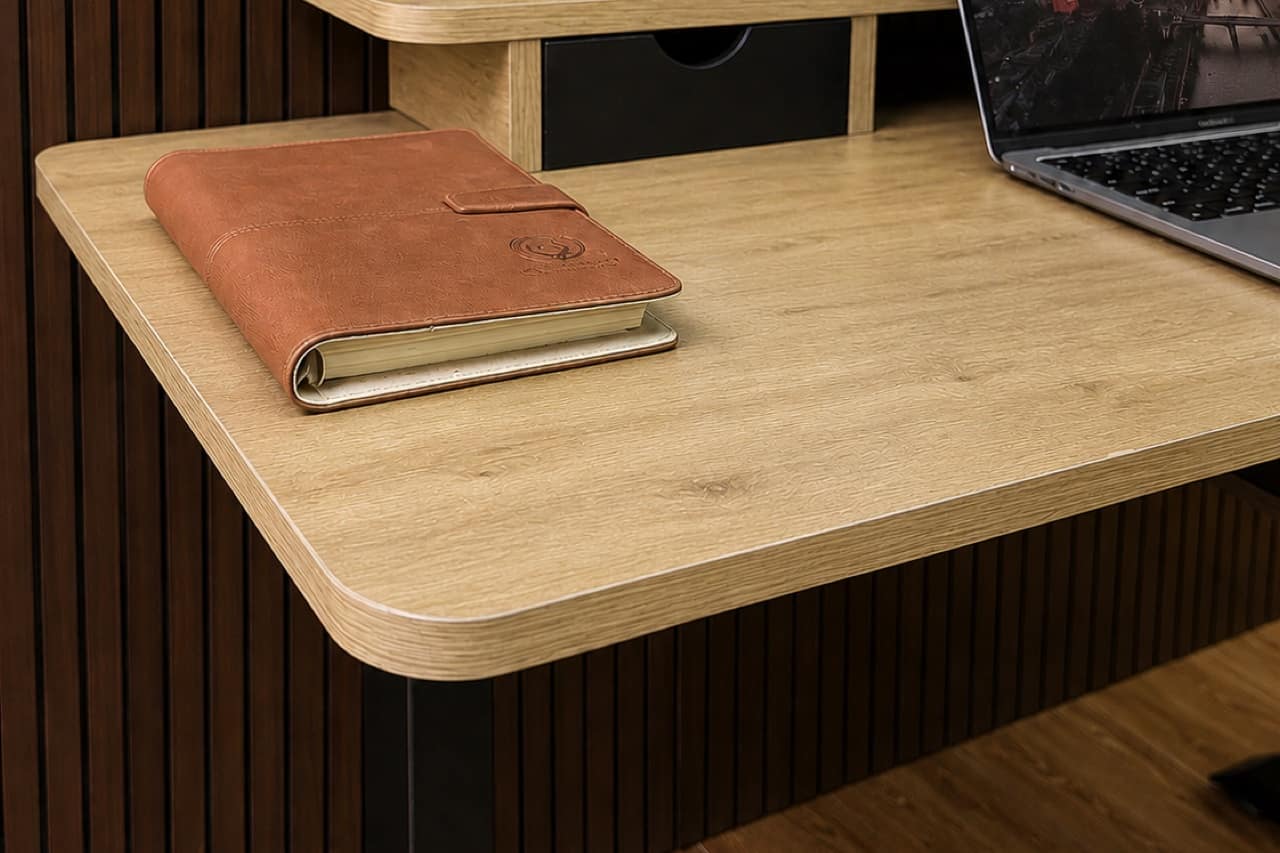 Ergolevel Pro in Golden Oak, black legs