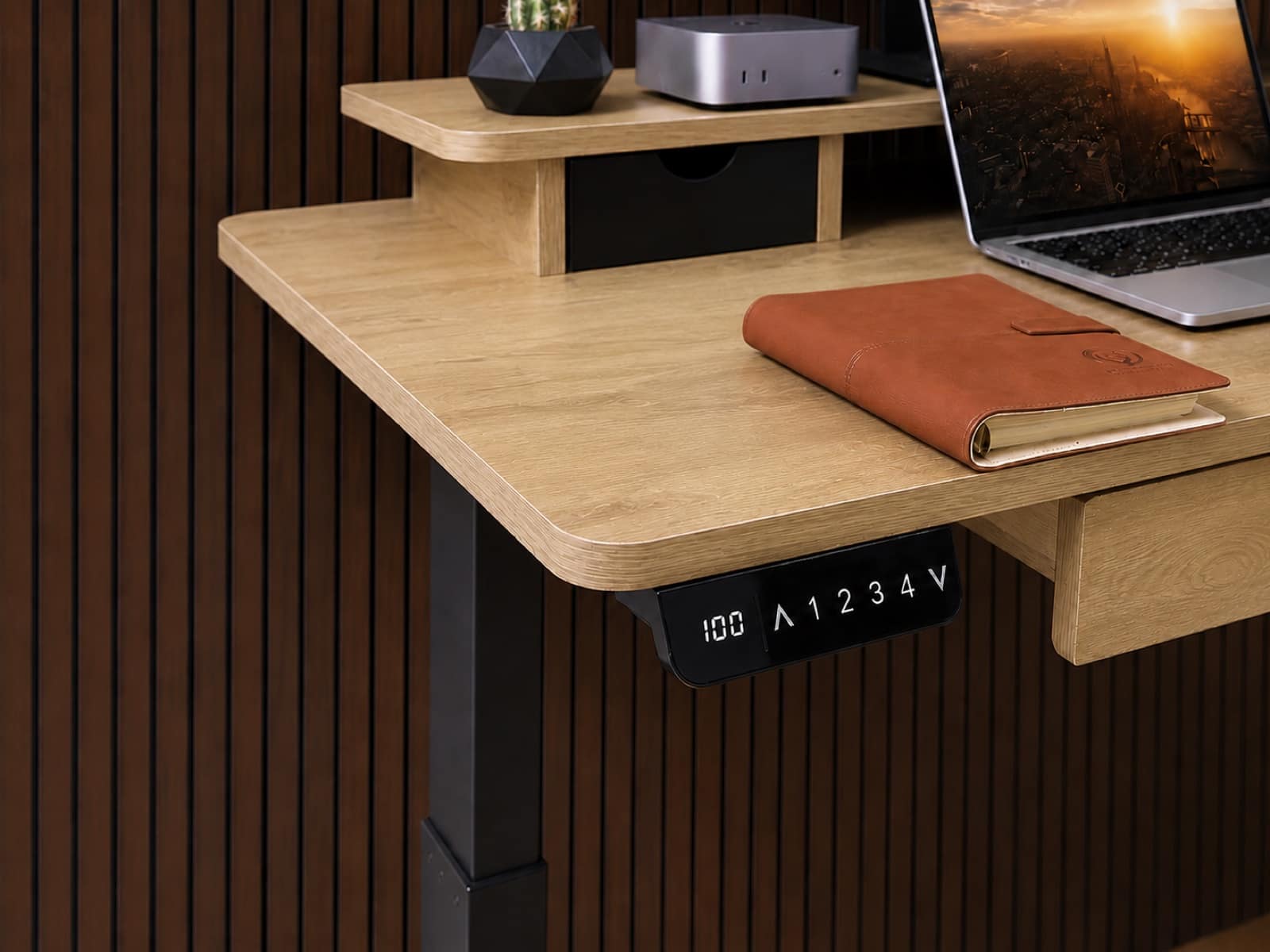 Ergolevel Pro in Golden Oak, black legs